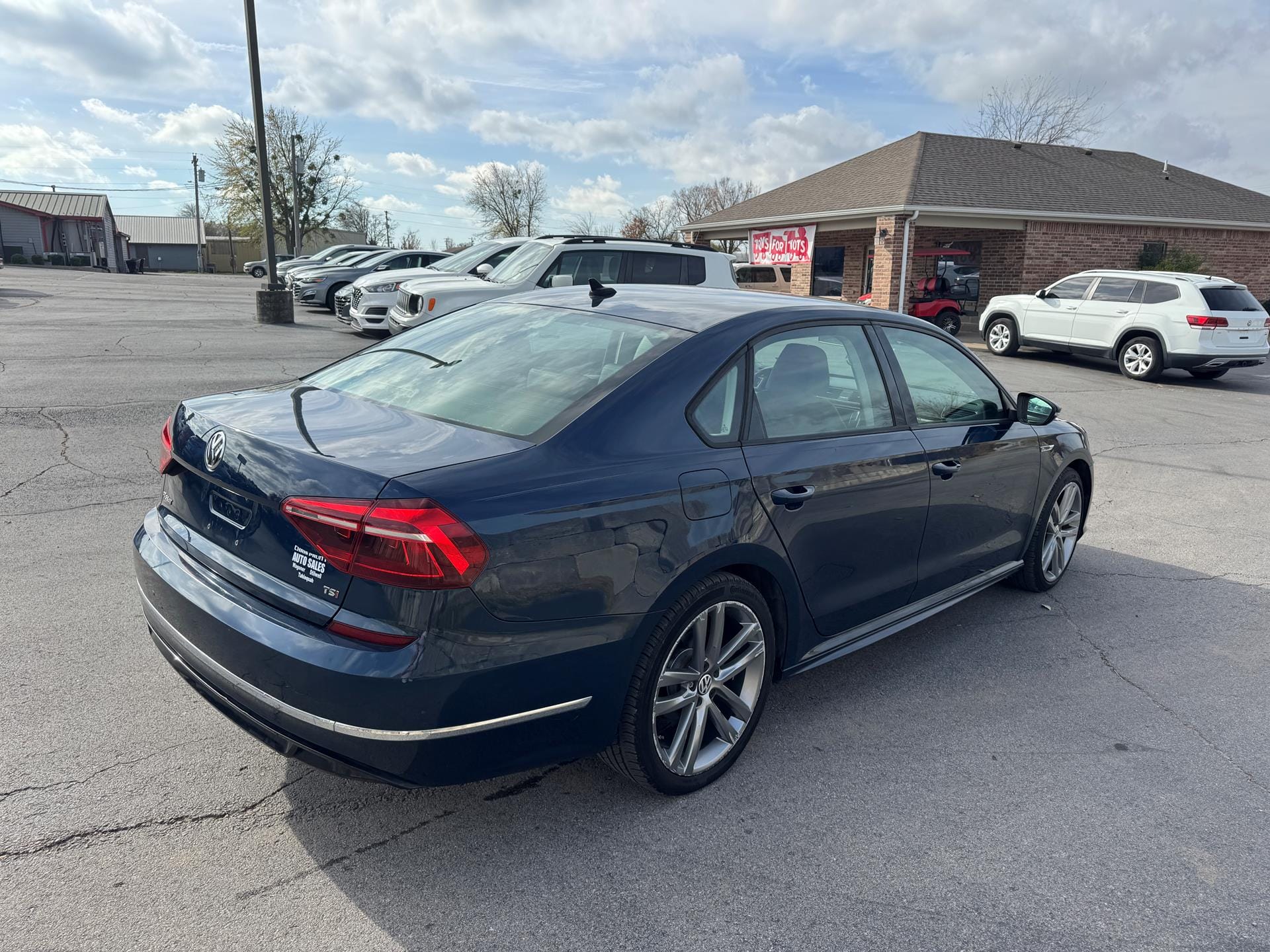 2018 Volkswagen Passat 2.0T R-Line photo 4
